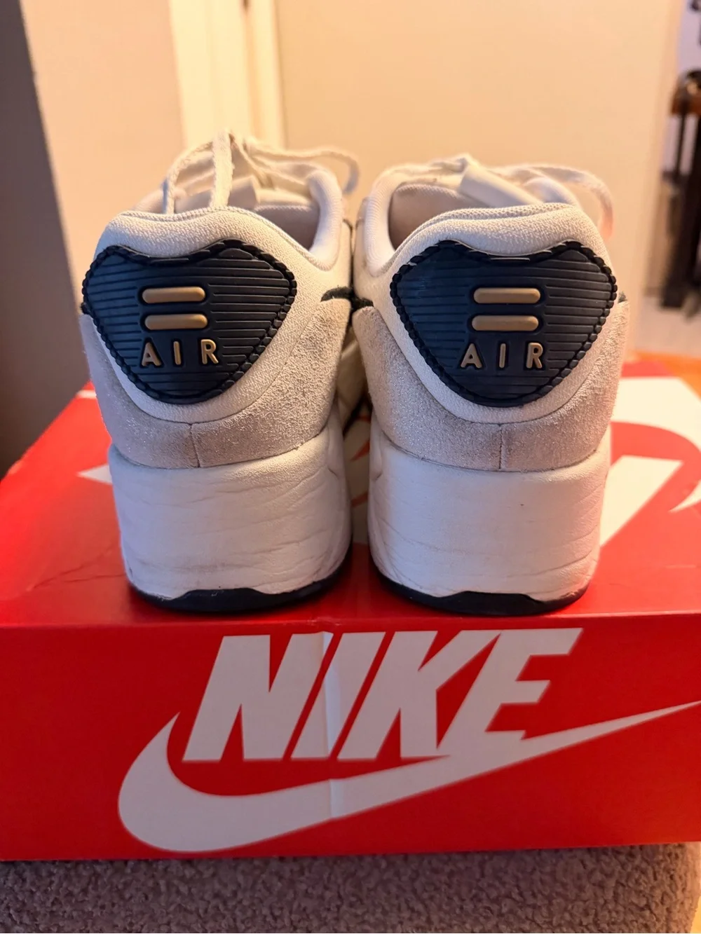 Nike Air Max 90 LV8 Sneakers